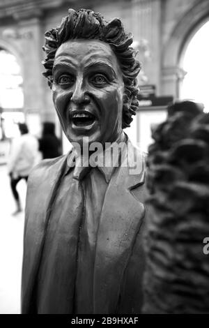 Statue de Ken Dodd à la gare de Lime Street à Liverpool, Angleterre, Royaume-Uni Banque D'Images