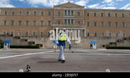 (200324) -- ATHÈNES, le 24 mars 2020 (Xinhua) -- un employé de la municipalité d'Athènes vaporise du désinfectant devant le Parlement grec à Athènes, Grèce, le 24 mars 2020. Les rues de la ville à travers la Grèce ont été désertées alors que le gouvernement a lancé lundi un verrouillage national de 14 jours dans le but de contenir la propagation du nouveau coronavirus. La Grèce a enregistré jusqu'à présent 17 décès liés à COVID-19, contre 15 signalés un jour plus tôt et 71 nouveaux cas confirmés, portant le total à 695, a déclaré Sotirios Tsiodras, porte-parole du Ministère de la santé sur l'épidémie, à un confrée de presse régulier Banque D'Images