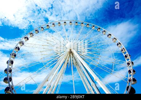 The Wheel of Liverpool, une roue transportable en métal blanc sur le bord de mer historique de Liverpool, Angleterre, Royaume-Uni Banque D'Images