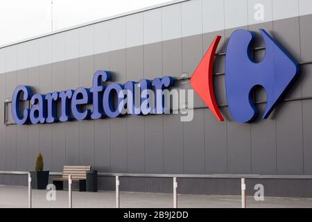 Zgorzelec, Pologne. 15 mars 2020. Société multinationale française spécialisée dans le commerce de détail, logo Carrefour vu à Zgorzelec. Crédit: Karol Serewis/SOPA Images/ZUMA Wire/Alay Live News Banque D'Images