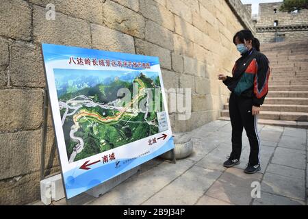 Pékin, Chine. 24 mars 2020. Un point de vue touristique sur la route de visite désignée à la section Badaling du Grand mur de Beijing, capitale de la Chine, 24 mars 2020. La célèbre section de Badaling de la Grande Muraille de Beijing a ouvert en partie mardi, après avoir été fermée pendant presque deux mois en raison de la nouvelle épidémie de coronavirus. Crédit: Chen Zhonghao/Xinhua/Alay Live News Banque D'Images