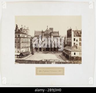 VUE SUR L'ÉGLISE SAINT-GERMAIN-L'AUXERROIS EN PRENANT LE LOUVRE, le premier arrondissement, PARIS Église Saint-Germain-l'Auxerrois, vue pry du Louvre. Paris (Ier arr.). 1852. Photo de Charles Marville (1813-1879). Paris, musée Carnavalet. Banque D'Images