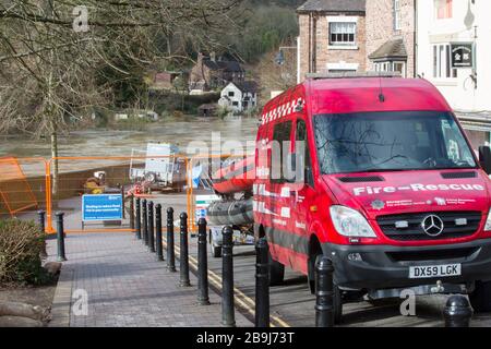 Équipement de service d'incendie et de sauvetage à Ironbridge, dans le Shropshire, où la rivière Severn était dans des conditions d'inondation sévères après le mois de février le plus humide de la recor Banque D'Images