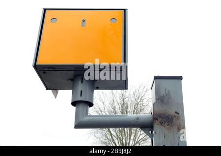 Caméra de vitesse Gatso jaune sur le côté de la rue de Londres. Tentative de brûlure d'incendie d'incendie comme automobiliste tente d'éviter l'amende. Banque D'Images