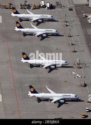 24 mars 2020, Bade-Wuerttemberg, Stuttgart: De nombreux avions sont au sol à l'aéroport de Stuttgart. Photo: Uli Deck/dpa Banque D'Images