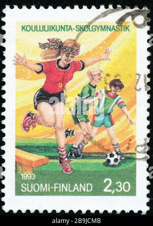 POLTAVA, UKRAINE - 24 mars 2020. Le timbre vintage imprimé en Finlande vers 1993 montre le 150ème anniversaire des sports scolaires Banque D'Images