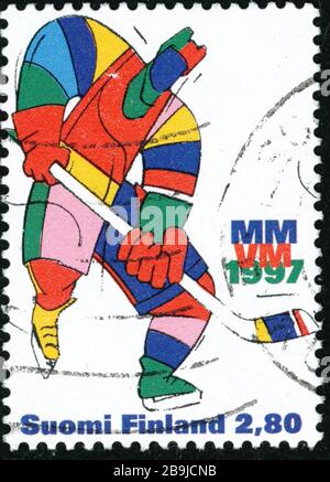 POLTAVA, UKRAINE - 24 mars 2020. Le timbre d'époque imprimé en Finlande vers 1997 montre les championnats du monde de hockey sur glace Banque D'Images