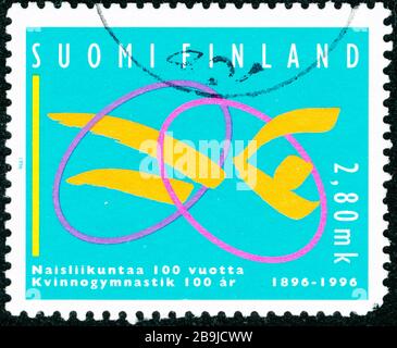 POLTAVA, UKRAINE - 24 mars 2020. Le timbre d'époque imprimé en Finlande vers 1996 montre le 100ème anniversaire de la gymnastique féminine Banque D'Images