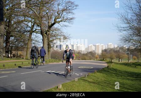 Les membres de l'exercice public à Richmond Park, Londres, le lendemain que le premier ministre Boris Johnson a mis le Royaume-Uni en position de verrouillage pour aider à freiner la propagation du coronavirus. Banque D'Images