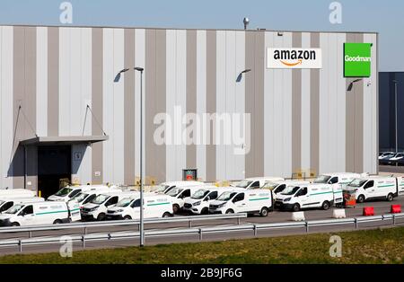 Duisburg, région de la Ruhr, Rhénanie-du-Nord-Westphalie, Allemagne - Amazon distribution Center, Amazon Duisburg DNG 4, livraison de colis d'Onway Logistics delive Banque D'Images