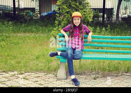 Belle adolescente en plein air. Mode de vie des jeunes. Portrait de l'adolescent dans la ville. Banque D'Images