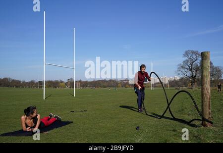 Christiaan de Hollande exercices à Richmond Park, Londres, le lendemain que le premier ministre Boris Johnson a mis le Royaume-Uni en position de verrouillage pour aider à freiner la propagation du coronavirus. Banque D'Images