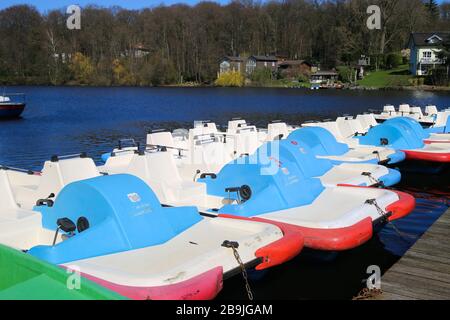 Viersen (Hariksee), Allemagne - 22 mars. 2020: Vue sur les bateaux à pédales vides à la jetée sur le lac allemand le jour ensoleillé Banque D'Images