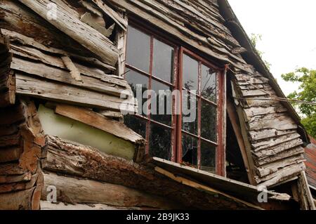 Des murs cassés d'une vieille maison en bois délabrée qui tombe. Banque D'Images