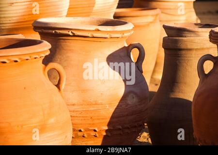 Pots à fleurs et amphoras en terre cuite non glacés (faïence) Banque D'Images