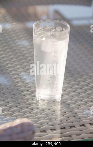 Grand verre d'eau froid Icy avec gouttes d'eau sur la table en verre Banque D'Images