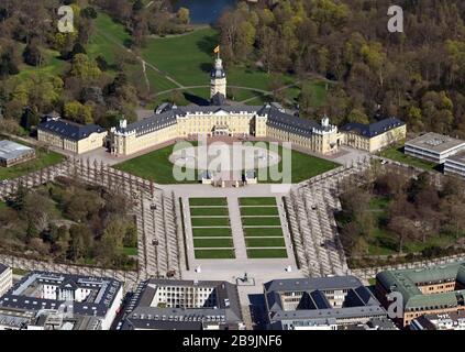 24 mars 2020, Bade-Wuerttemberg, Karlsruhe: La Schlossplatz et le parc sont vides par un soleil éclatant. Photo: Uli Deck/dpa Banque D'Images