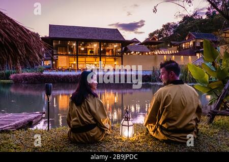 Chiang Mai Thaïlande Novembre 2018, t bain japonais onsen en Thaïlande marcher dehors pendant le coucher du soleil Banque D'Images