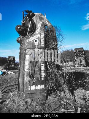 Carhenge à Pollock Park, Glasgow 1994. Une collection de voitures rougines a été boulevertie et couverte de graffitis pour protester contre la construction de l'autoroute M77. Banque D'Images