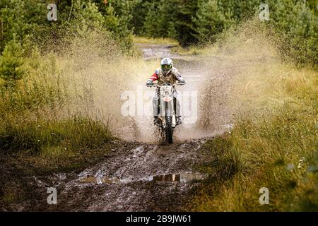 tracteur de motocross sale qui monte sur la boue et l'eau dans la course d'enduro Banque D'Images