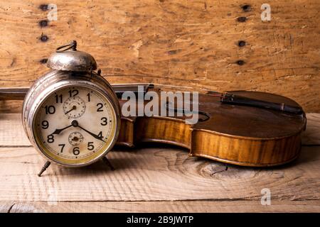 Horloge antique et vieux violon sur table en bois vintage - foyer sélectif, espace de copie Banque D'Images