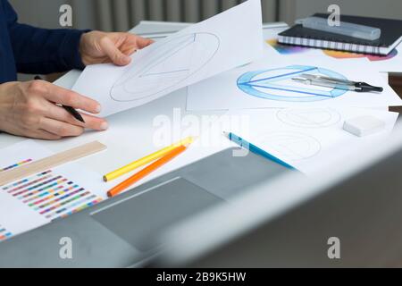 Le concepteur dessine des croquis du logo de la marque. Banque D'Images