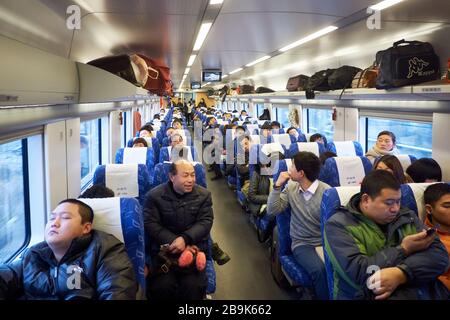 L'intérieur d'un train complet sur le système ferroviaire chinois à grande vitesse. Banque D'Images