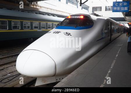 Un train à grande vitesse dans une gare en Chine Banque D'Images