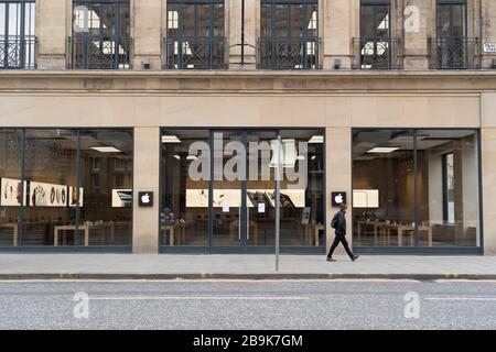 Édimbourg, Écosse, Royaume-Uni. 24 mars 2020. Magasin Apple fermé sur Princes Street. Tous les magasins et restaurants sont fermés avec très peu de personnes s'aventurant à l'extérieur après le maintien imposé par le gouvernement aujourd'hui. Iain Masterton/Alay Live News Banque D'Images