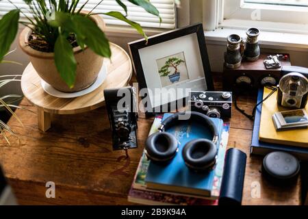 Objets variés sur une surface en bois à l'intérieur de la maison près de la lumière de la fenêtre Banque D'Images