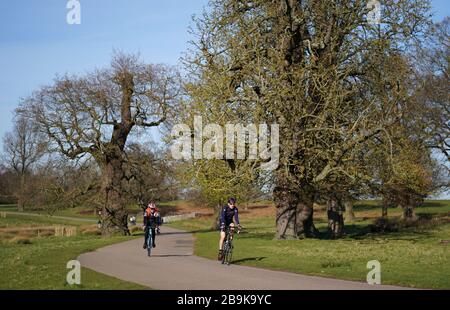 Les membres de l'exercice public à Richmond Park, Londres, le lendemain que le premier ministre Boris Johnson a mis le Royaume-Uni en position de verrouillage pour aider à freiner la propagation du coronavirus. Banque D'Images