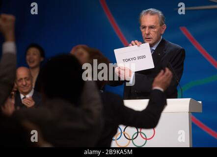 Tokyo. 7 septembre 2013. Photo de dossier prise le 7 septembre 2013 montre le président du Comité International Olympique (CIO) Jacques Rogge montrant le nom de la ville choisie pour accueillir les Jeux Olympiques d'été 2020 lors de la 125ème session du CIO, à Buenos Aires, capitale de l'Argentine. Le Premier ministre japonais Shinzo Abe a annoncé mardi que le Japon et le Comité international olympique (CIO) ont accepté de reporter les Jeux olympiques et paralympiques de Tokyo d'un an. Crédit: Martin Zabala/Xinhua/Alay Live News Banque D'Images