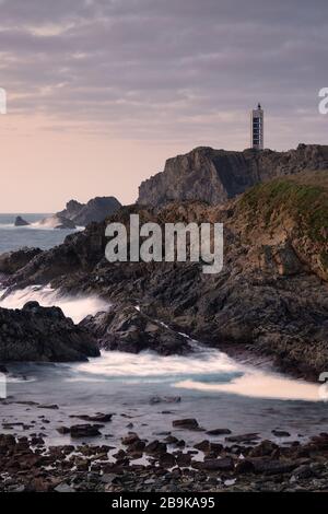 Vue verticale du phare de Meirás et des falaises environnantes Banque D'Images