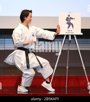 Tokyo. 12 mars 2019. Photo du dossier prise le 12 mars 2019 montre l'athlète japonais de karaté Kiyo Shimizu prendre la même action que les spectacles de pictogrammes One Karate Kata à Tokyo 2020 Jeux Olympiques d'été de sport pictogrammes dévoilant l'événement à Tokyo, Japon. Le Premier ministre japonais Shinzo Abe a annoncé mardi que le Japon et le Comité international olympique (CIO) ont accepté de reporter les Jeux olympiques et paralympiques de Tokyo d'un an. Crédit: Du Xiaoyi/Xinhua/Alay Live News Banque D'Images