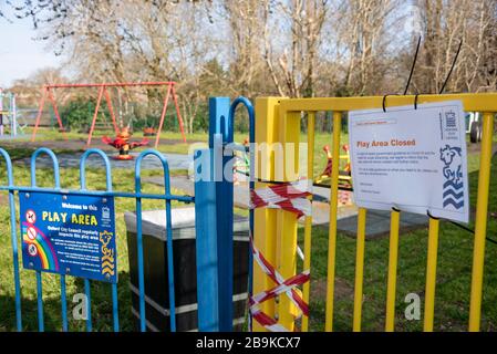 Une aire de jeux pour enfants à Oxford, fermée à cause de l'éclosion de coronavirus (Covid-19) en mars 2020 Banque D'Images