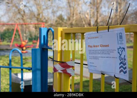 Une aire de jeux pour enfants à Oxford, fermée à cause de l'éclosion de coronavirus (Covid-19) en mars 2020 Banque D'Images