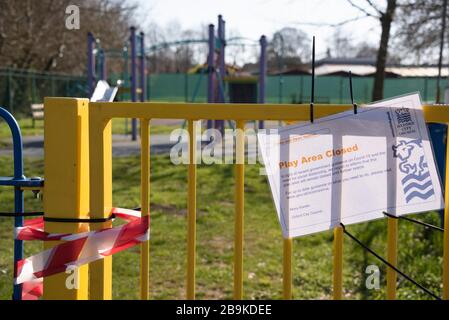 Une aire de jeux pour enfants à Oxford, fermée à cause de l'éclosion de coronavirus (Covid-19) en mars 2020 Banque D'Images