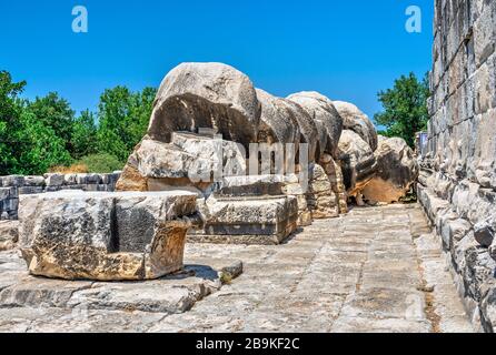 Les tambours de colonne sont tombés par un tremblement de terre, Temple d'Apollon, Didyma, Turquie, lors d'une journée d'été ensoleillée Banque D'Images