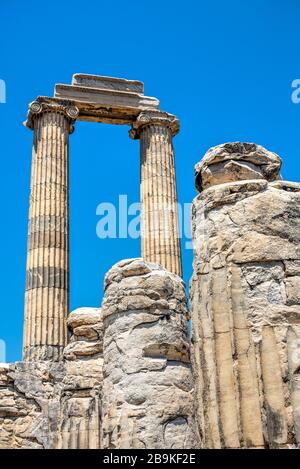 Broken Columns dans le Temple d'Apollon à Didyma, en Turquie, lors d'une journée d'été ensoleillée Banque D'Images