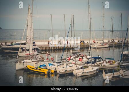 Bateaux à moteur et bateaux à moteur amarrés à Yacht Haven Marina Sopot à Sopot Pier sur la baie de Gdansk en mer Baltique, Sopot Pologne Banque D'Images