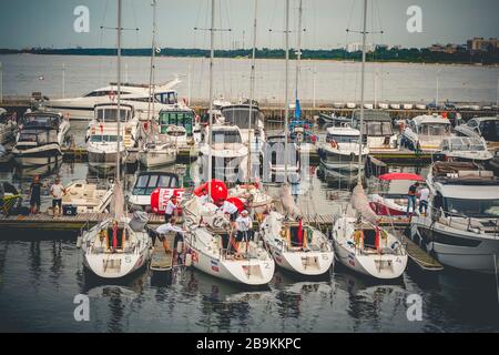 Bateaux à moteur et bateaux à moteur amarrés à Yacht Haven Marina Sopot à Sopot Pier sur la baie de Gdansk en mer Baltique, Sopot Pologne Banque D'Images