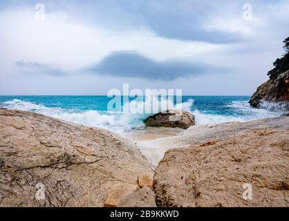 Cala Goloritzé, une perle de la Méditerranée, sur la côte est de la Sardaigne, dont la plage peut être atteinte par une belle route de randonnée Banque D'Images