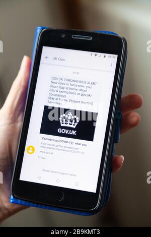Alerte par message texte coronavirus du gouvernement britannique sur téléphone mobile Banque D'Images