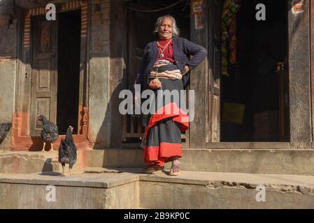 Bhaktapur, Népal - 27 janvier 2020: Femme devant sa maison à Bhaktapur au Népal Banque D'Images