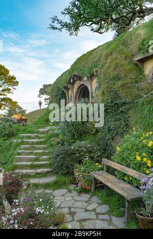 Étapes menant à la porte de la fin de sac au Hobbiton Movie Set, Nouvelle-Zélande Banque D'Images