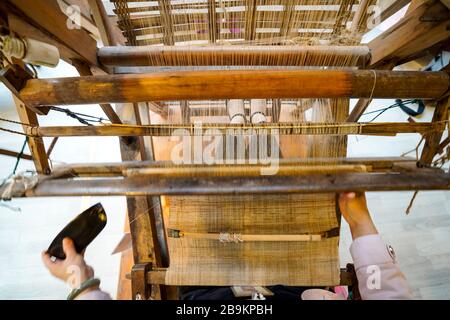 (200324) -- CHONGQING, le 24 mars 2020 (Xinhua) -- une femme fait du linge de maison de gazon de Rongchang, également appelé Rongchang Xiabu, lors d'un atelier dans le district de Rongchang à Chongqing, dans le sud-ouest de la Chine, le 23 mars 2020. Le linge de gazon de Rongchang est un artisanat chinois traditionnel avec une riche histoire. C'est une sorte de tissu fait de ramie purement à la main, et célèbre pour sa texture douce, fine, plate et de qualité fine. Parce que ce tissu garde habituellement le corps frais dans l'été chaud, il est également appelé Xiabu (littéralement, le tissu d'été). Grâce à des mesures de prévention des épidémies globales, les industries de fabrication de Xiabu y ont Banque D'Images