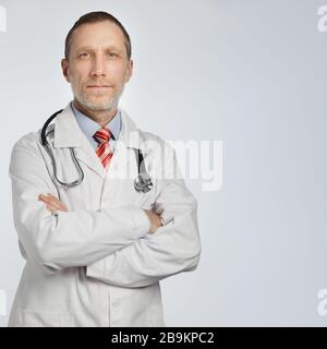 Portrait du médecin sur fond blanc avec espace pour le texte. Phonendoscope sur les épaules. Banque D'Images