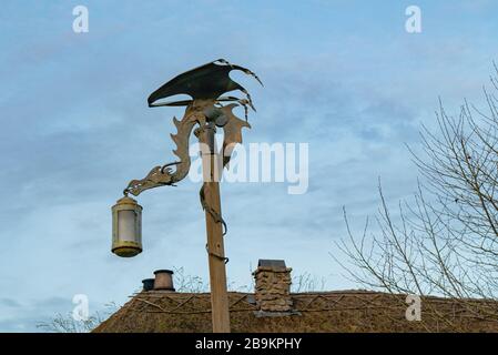 Dragon sculptant signe pour le Green Dragon Inn au Hobbiton Movie Set, Nouvelle-Zélande Banque D'Images