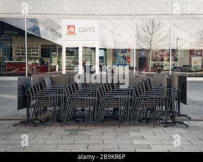 Munich, Bavière, Allemagne. 24 mars 2020. Un café et un restaurant Illy fermés dans le quartier de Munich Pasing illustrent certaines des mesures en place pour essayer de mettre à plat la courbe. Les grands groupes seront passibles d'amendes en vertu de l'Infektionsschutzgesetz afin de endiguer la propagation du Covid-19 (SRAS COV 2) par le biais de lieux de réunion. Crédit: Sachelle Babbar/ZUMA Wire/Alay Live News Banque D'Images