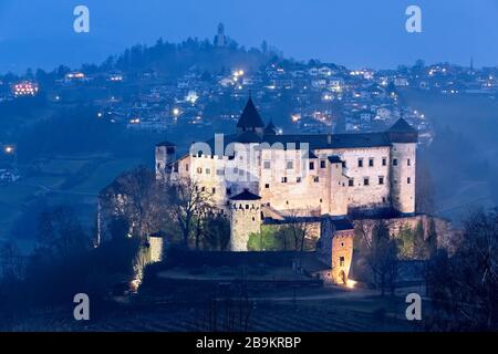 Le château médiéval de Presule et le village de Fiè allo Sciliar. Province de Bolzano, Trentin-Haut-Adige, Italie, Europe. Banque D'Images